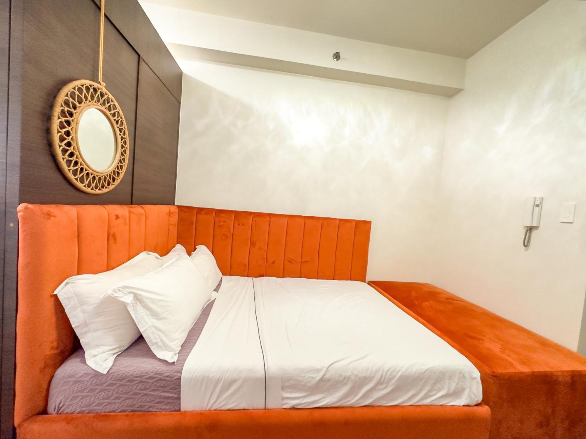 Air Residences Makati With Balcony Lights View Apartment