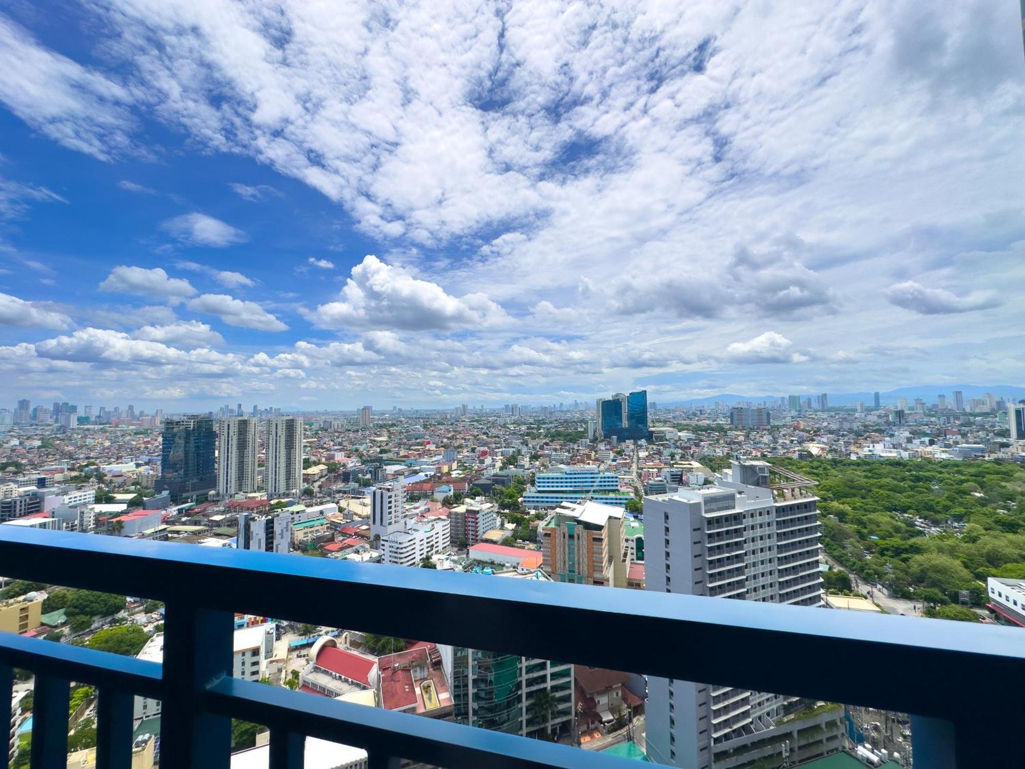 Apartment Air Residences Makati With Balcony Lights View