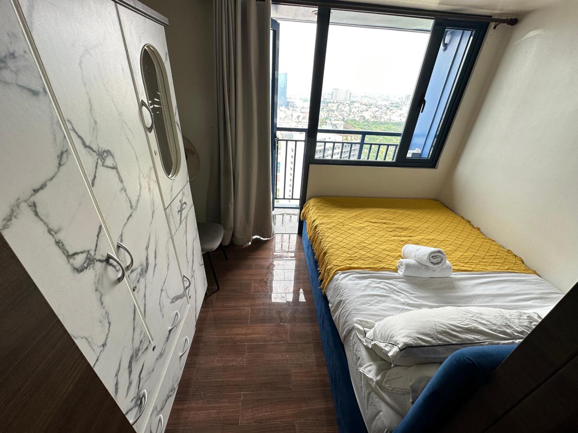 Apartment Air Residences Makati With Balcony Lights View