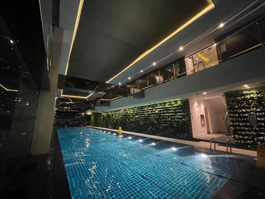 Apartment Spacious Unit In Gramercy Makati *