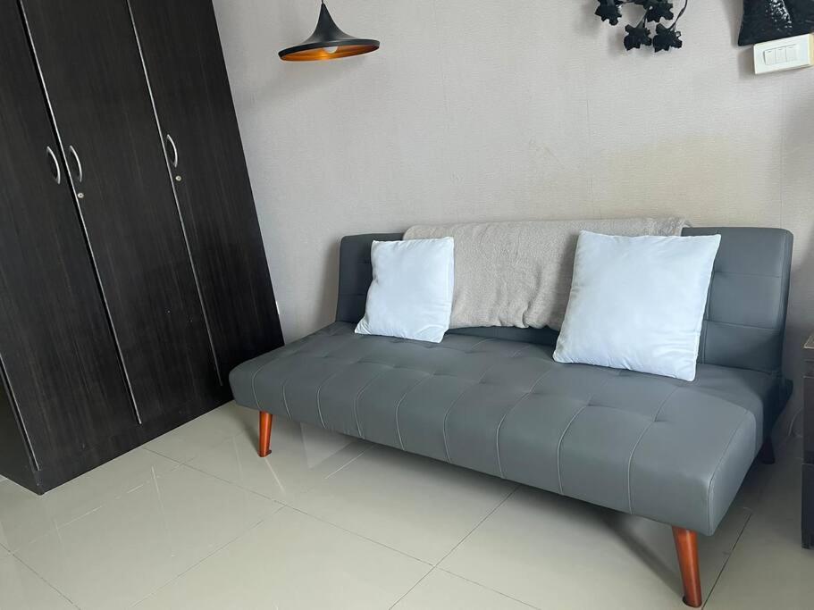 Cozy Makati Getaway With Balcony Apartment *