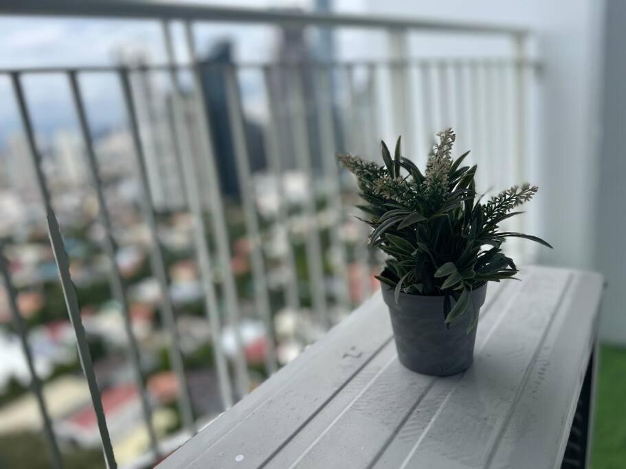 Cozy Makati Getaway With Balcony * Manila