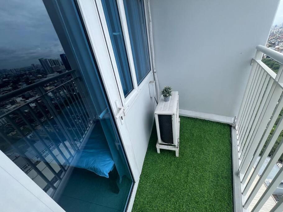 Cozy Makati Getaway With Balcony Manila