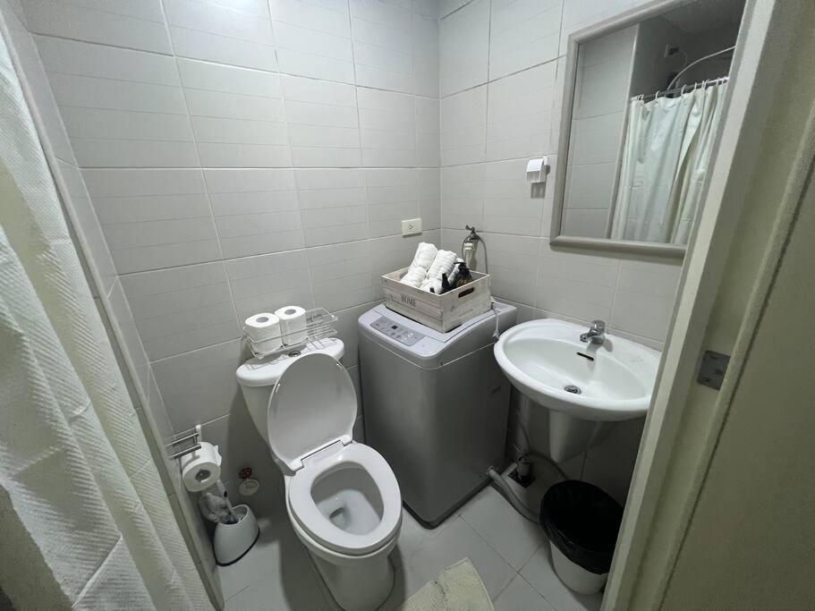Cozy Makati Getaway With Balcony Apartment