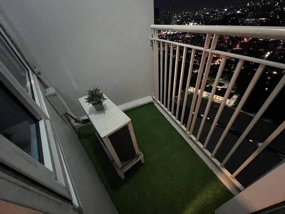 Cozy Makati Getaway With Balcony Apartment *