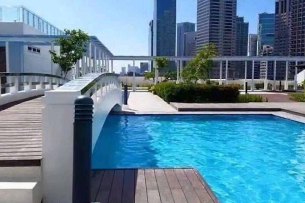 Cozy Makati Getaway With Balcony