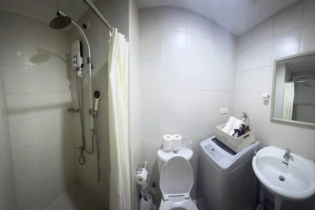 Cozy Makati Getaway With Balcony Apartment