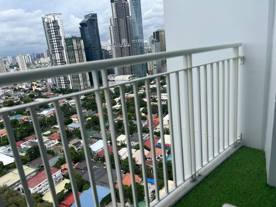 Cozy Makati Getaway With Balcony Apartment