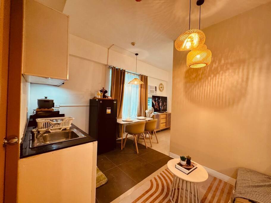 Budget Friendly Staycation Walking Distance To Venice Mall With Netflix And Wifi Apartment