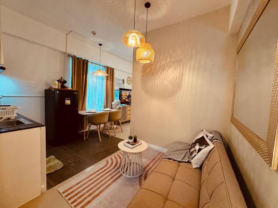 Budget Friendly Staycation Walking Distance To Venice Mall With Netflix And Wifi * Manila