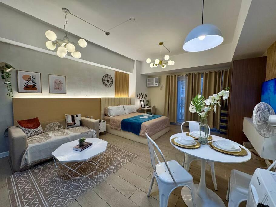 Staycation In Venice Residences Mckinley With Balcony Apartment