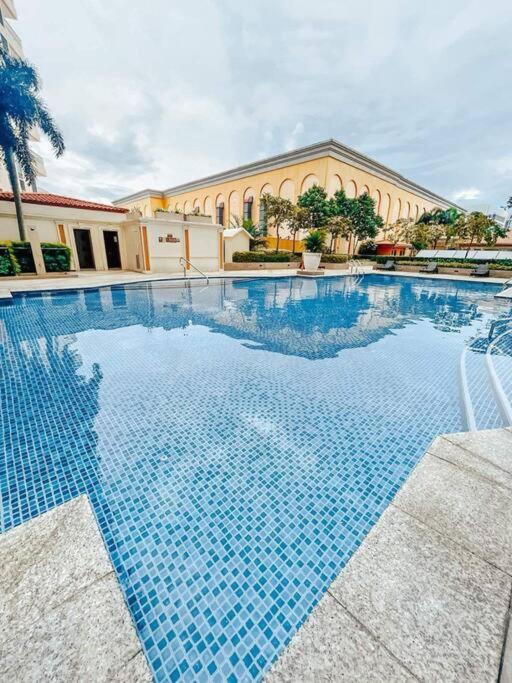 Apartment Staycation In Venice Residences Mckinley With Balcony