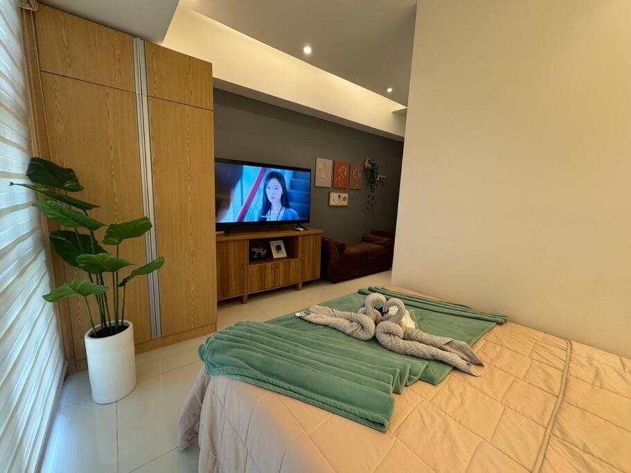Staycation In Mckinley Walking Distance To Venice Mall Manila