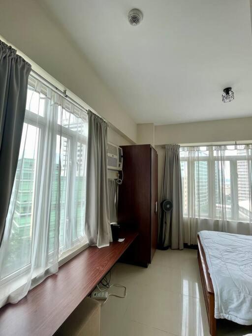 Elevated Staycation Bgc Venice Grand Canal Apartment Manila