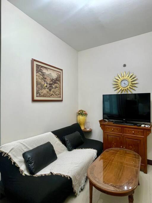 Elevated Staycation Bgc Venice Grand Canal Apartment
