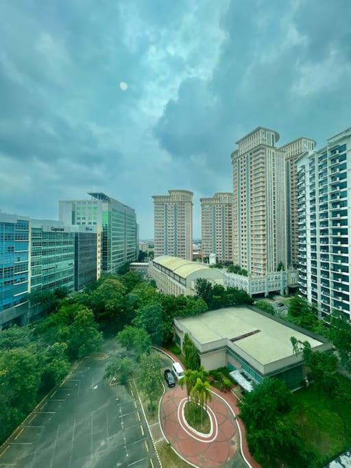 Elevated Staycation Bgc Venice Grand Canal * Manila