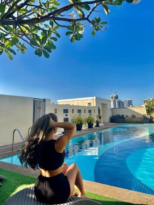 Elevated Staycation Bgc Venice Grand Canal Apartment Manila