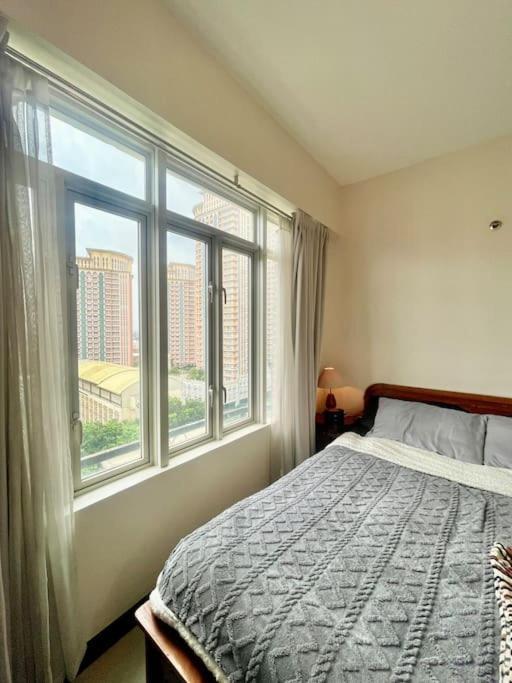 Elevated Staycation Bgc Venice Grand Canal Apartment Manila