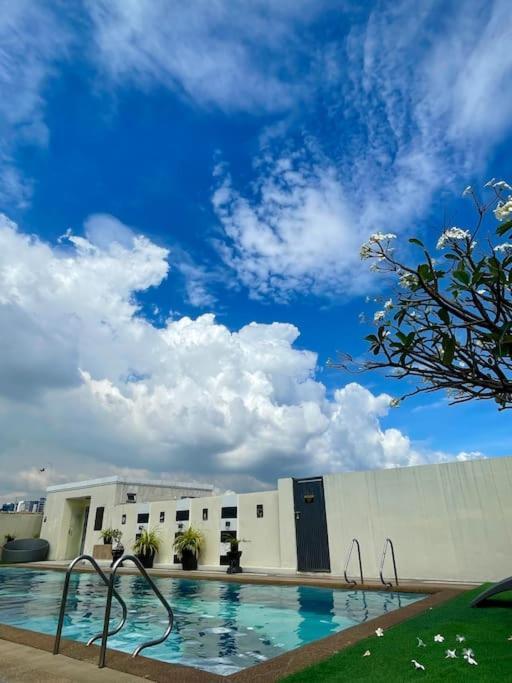 Apartment Elevated Staycation Bgc Venice Grand Canal Manila