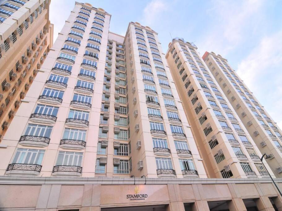 Elevated Staycation Bgc Venice Grand Canal Apartment Manila