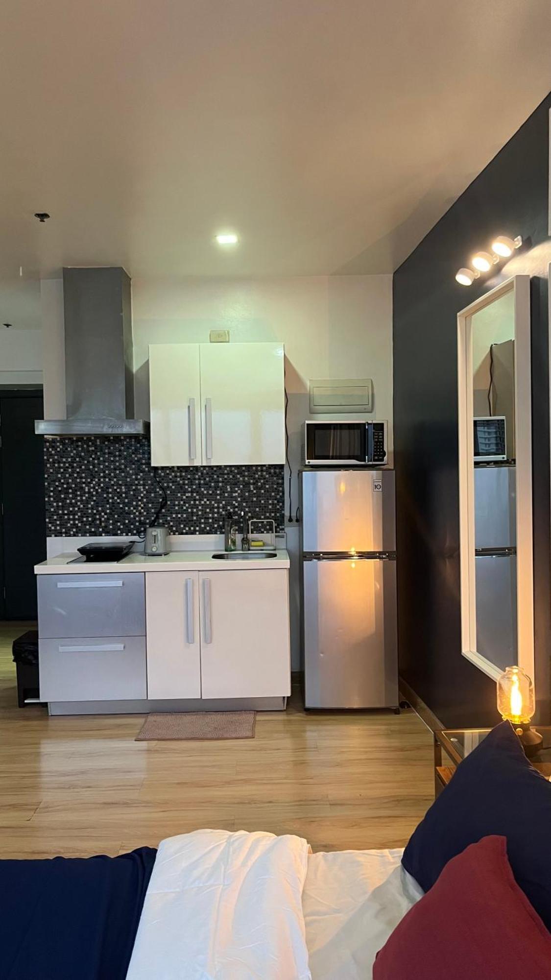 Apartment Spacious Luxe Makati Studio Unit W Balcony & Full Window City View, Wifi, Netflix, Sauna & Pool