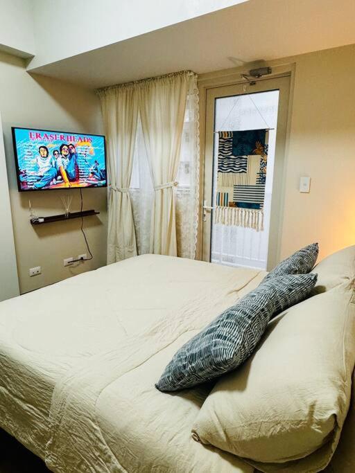 10g Cozy At Park Mckinley West Near Venice Mall Apartment Manila