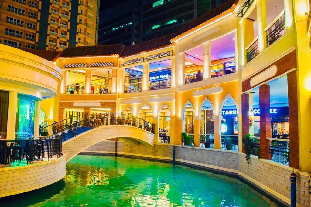 10g Cozy At Park Mckinley West Near Venice Mall Manila