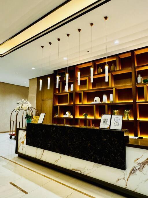 Apartment 10g Cozy At Park Mckinley West Near Venice Mall Manila