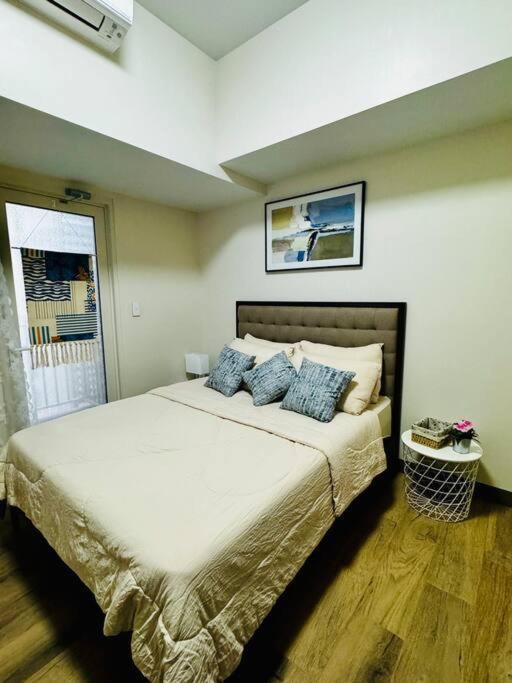Apartment 10g Cozy At Park Mckinley West Near Venice Mall Manila