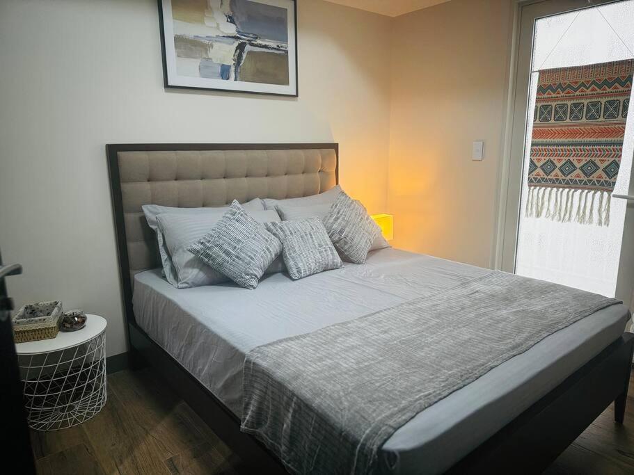 10g Cozy At Park Mckinley West Near Venice Mall * Manila