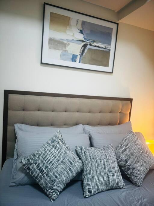 10g Cozy At Park Mckinley West Near Venice Mall Apartment Manila