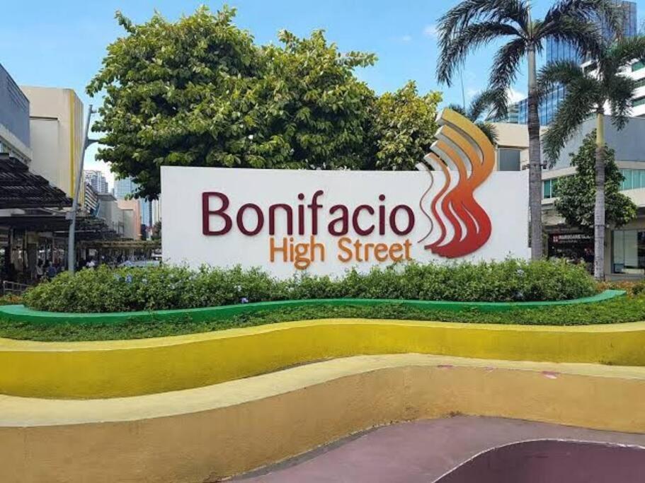 Apartment 10g Cozy At Park Mckinley West Near Venice Mall Manila