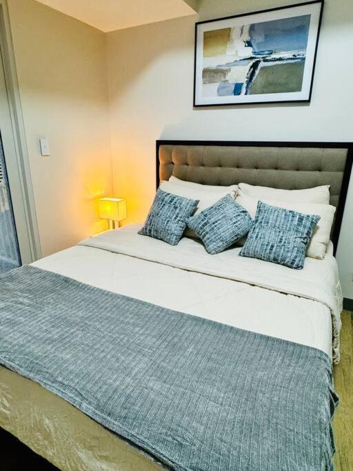 10g Cozy At Park Mckinley West Near Venice Mall Manila