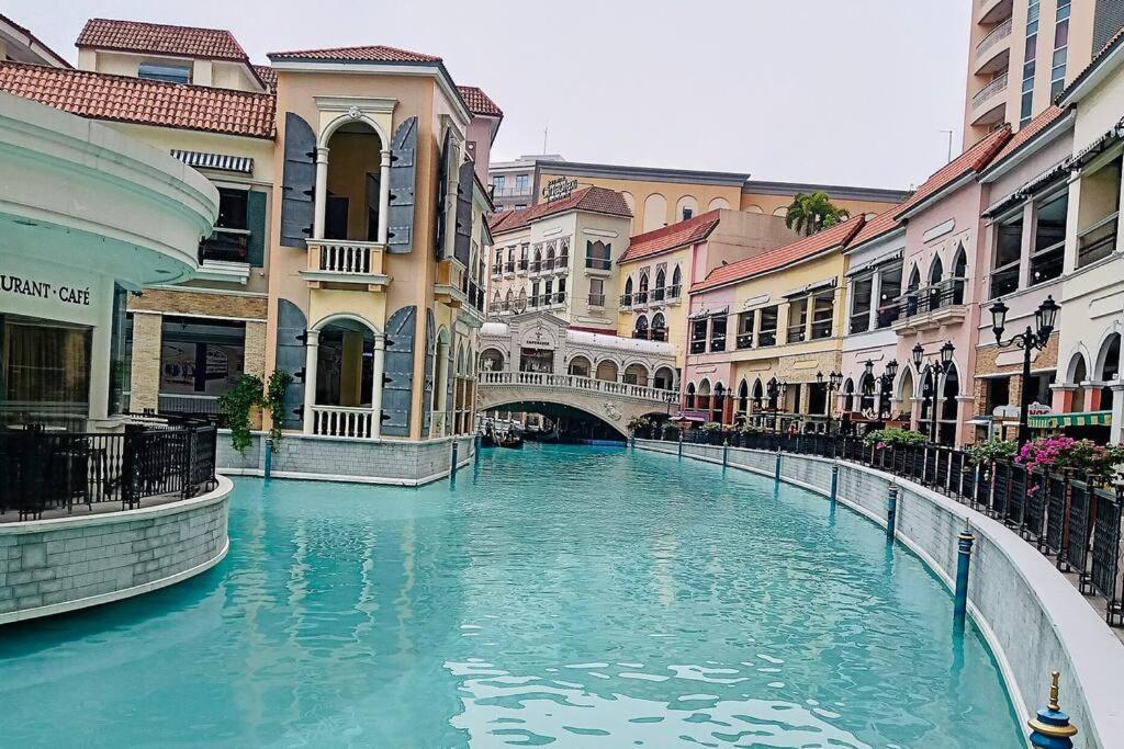 10g Cozy At Park Mckinley West Near Venice Mall * Manila