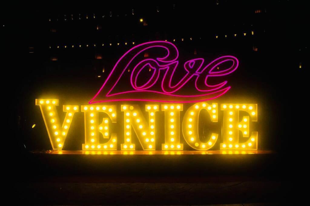 Apartment 10g Cozy At Park Mckinley West Near Venice Mall Manila