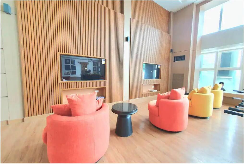 10g Cozy At Park Mckinley West Near Venice Mall Manila