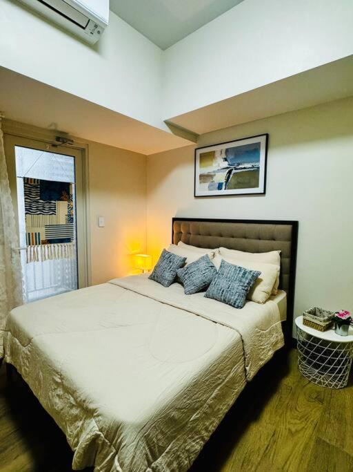 10g Cozy At Park Mckinley West Near Venice Mall * Manila