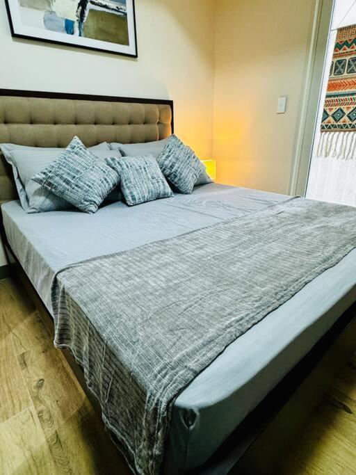 10g Cozy At Park Mckinley West Near Venice Mall Apartment Manila