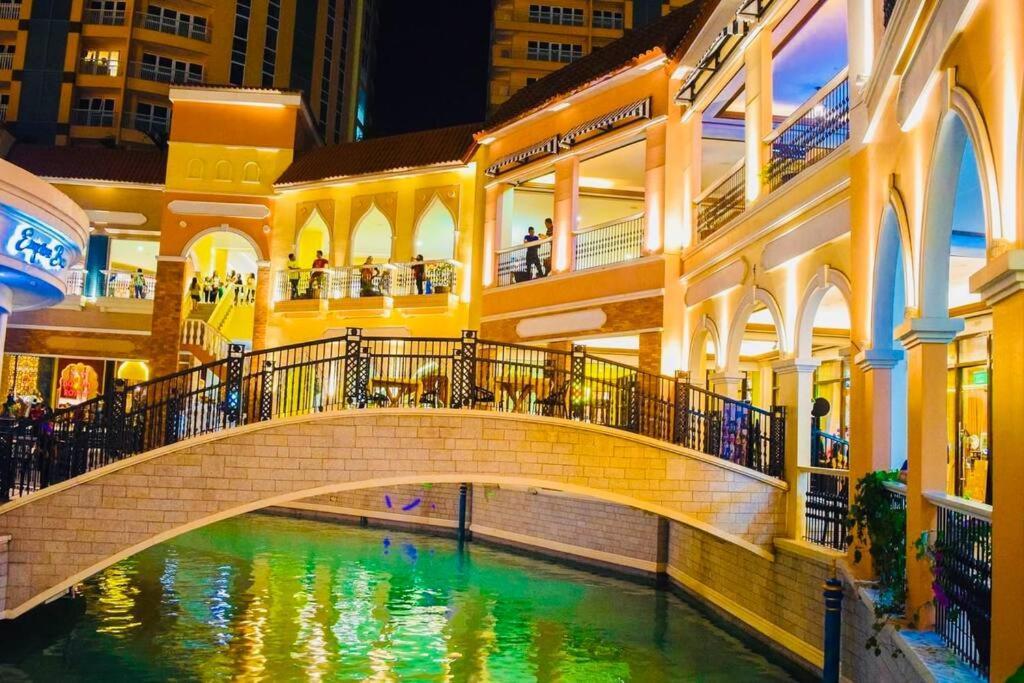10g Cozy At Park Mckinley West Near Venice Mall * Manila
