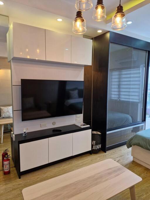 Apartment Cozy Retreat W Balcony, Netflix, Pool, Near Bgc *