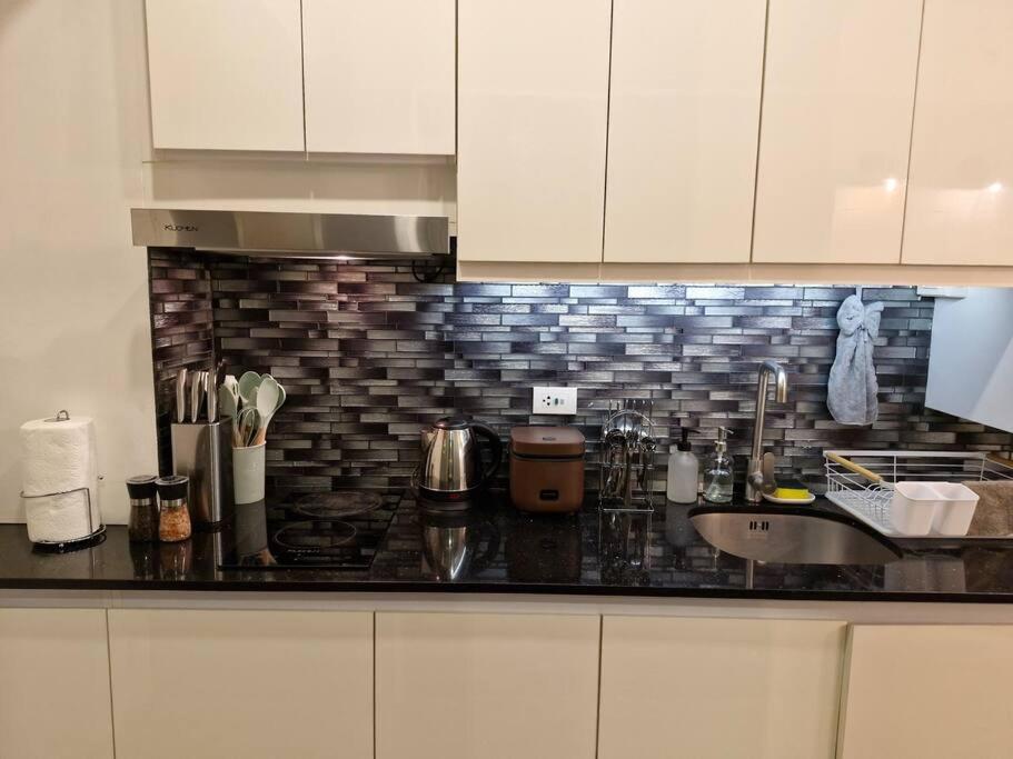 Cozy Retreat W Balcony, Netflix, Pool, Near Bgc Manila