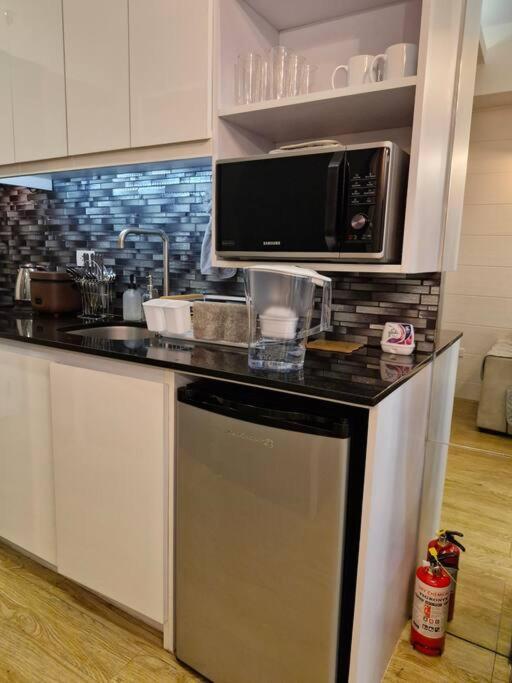 Cozy Retreat W Balcony, Netflix, Pool, Near Bgc * Manila