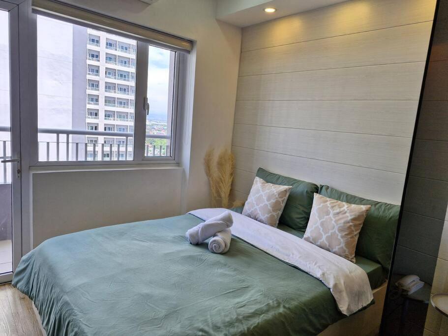 Cozy Retreat W Balcony, Netflix, Pool, Near Bgc Apartment Manila