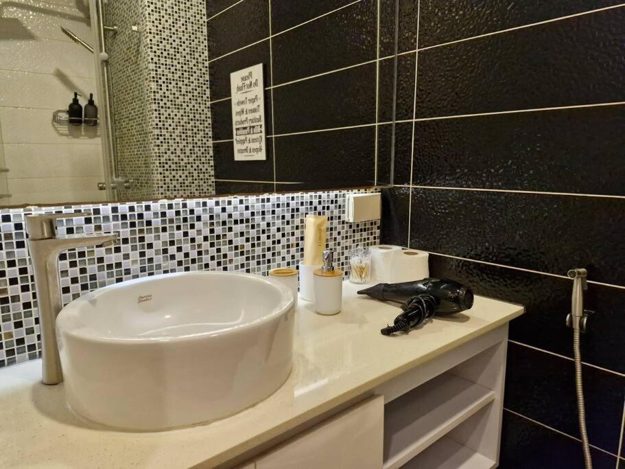 Cozy Retreat W Balcony, Netflix, Pool, Near Bgc *