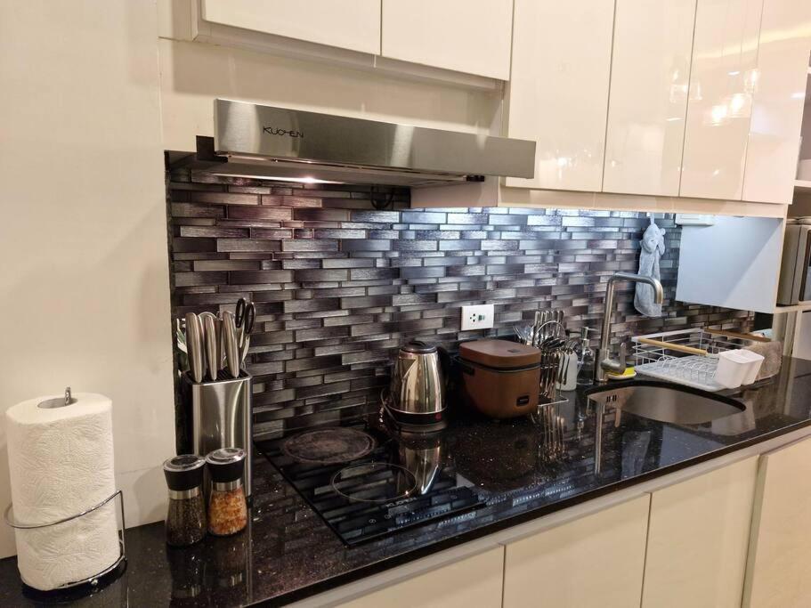 Cozy Retreat W Balcony, Netflix, Pool, Near Bgc Apartment *