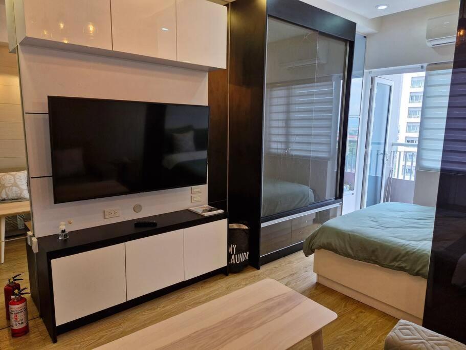 Cozy Retreat W Balcony, Netflix, Pool, Near Bgc Apartment Manila