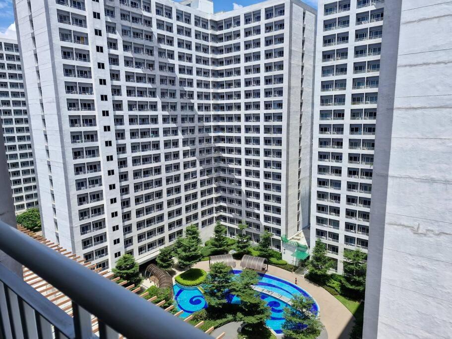 Cozy Retreat W Balcony, Netflix, Pool, Near Bgc *
