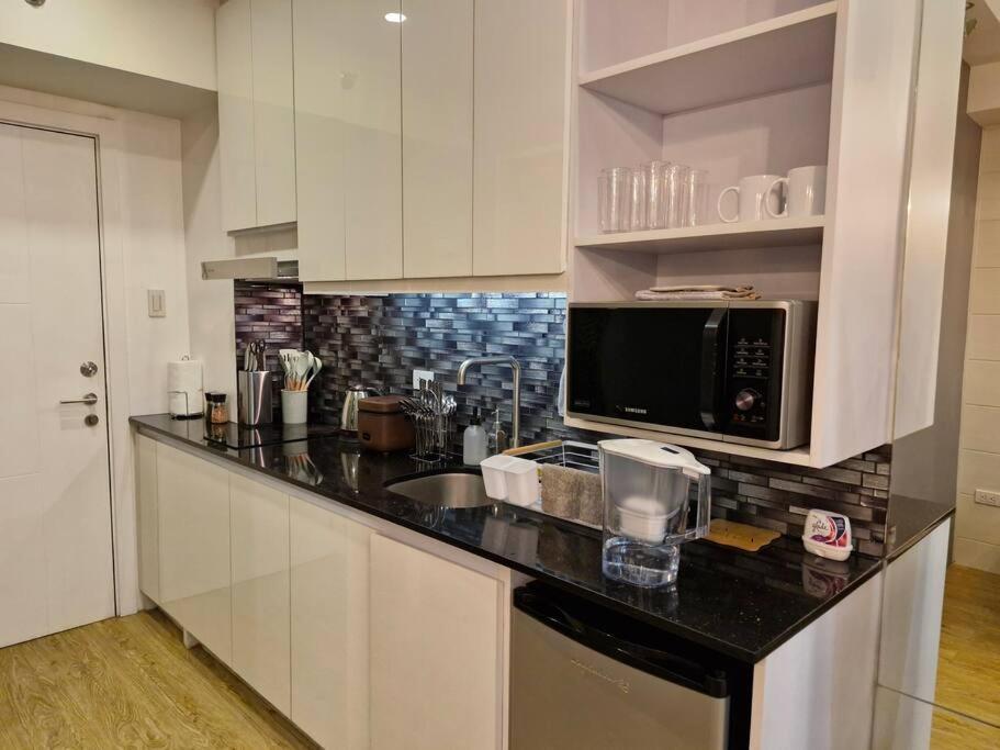 Cozy Retreat W Balcony, Netflix, Pool, Near Bgc