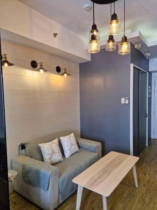 Cozy Retreat W Balcony, Netflix, Pool, Near Bgc Apartment