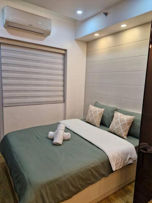 Cozy Retreat W Balcony, Netflix, Pool, Near Bgc